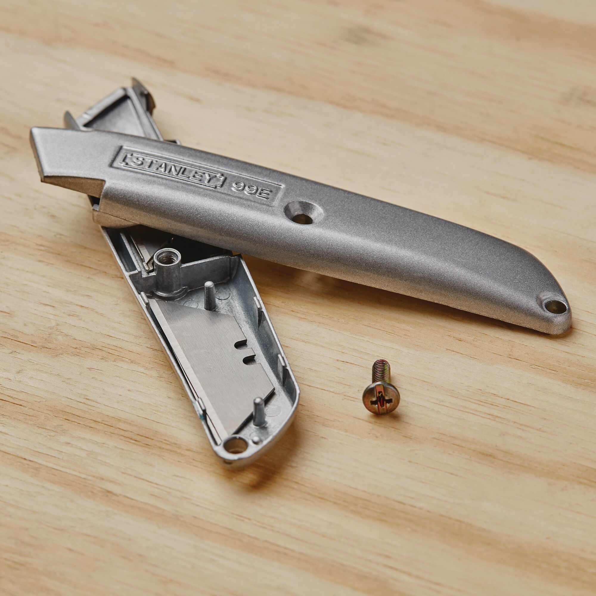 Interlocking nose feature of 6 Inch Classic 99 retractable utility knife.
