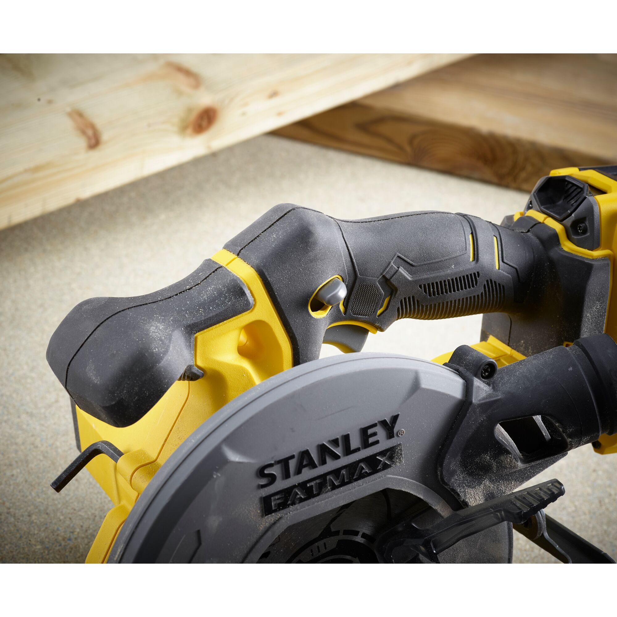 Circular Saw 165 mm menggunakan Carbon Brush