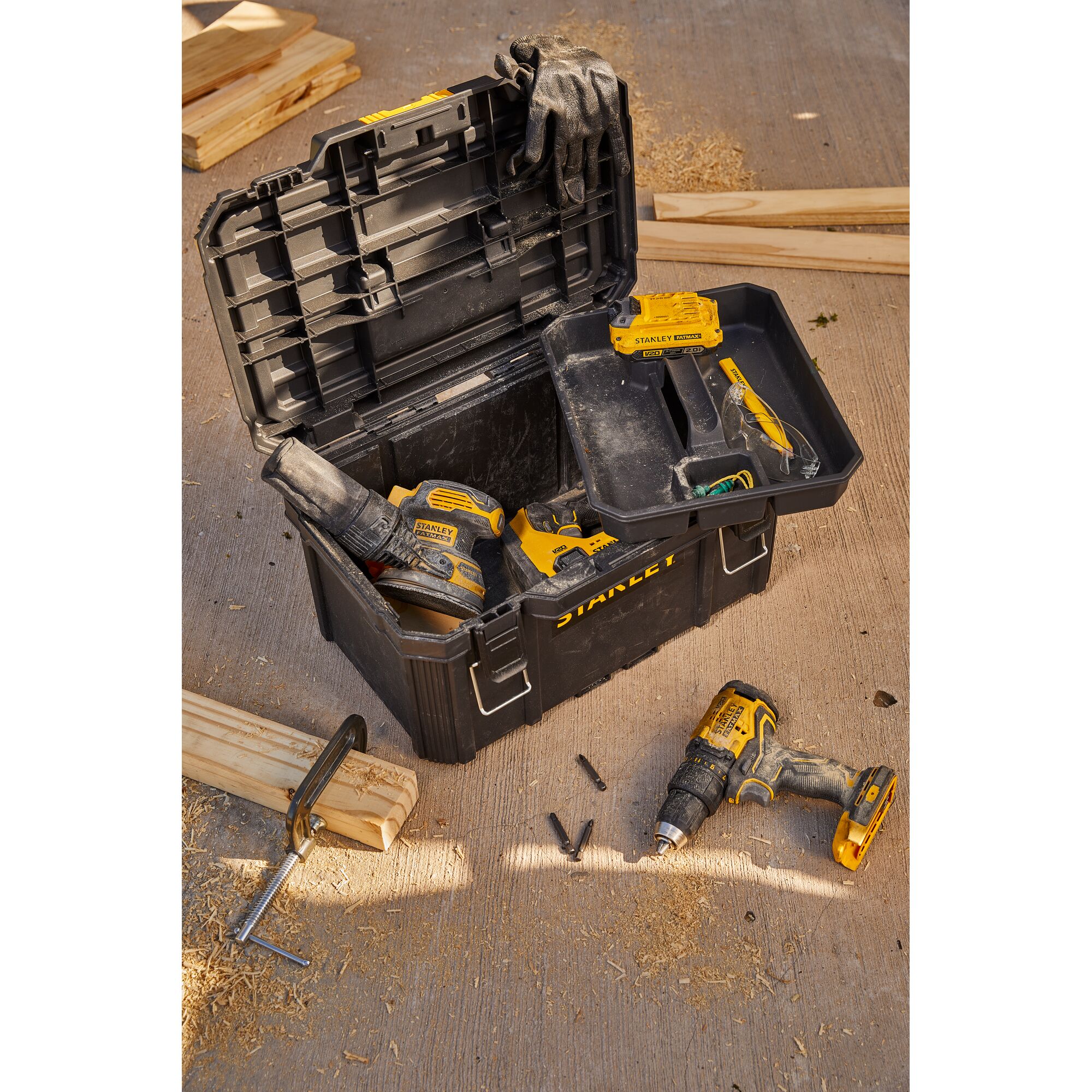 ENVIROMENT GROUP STANLEY  constructionHIGH ANGLE  CONSTRUCTION FAMILY TOOLS INSIDE A TOOL BOX WITH BATTERY SB202