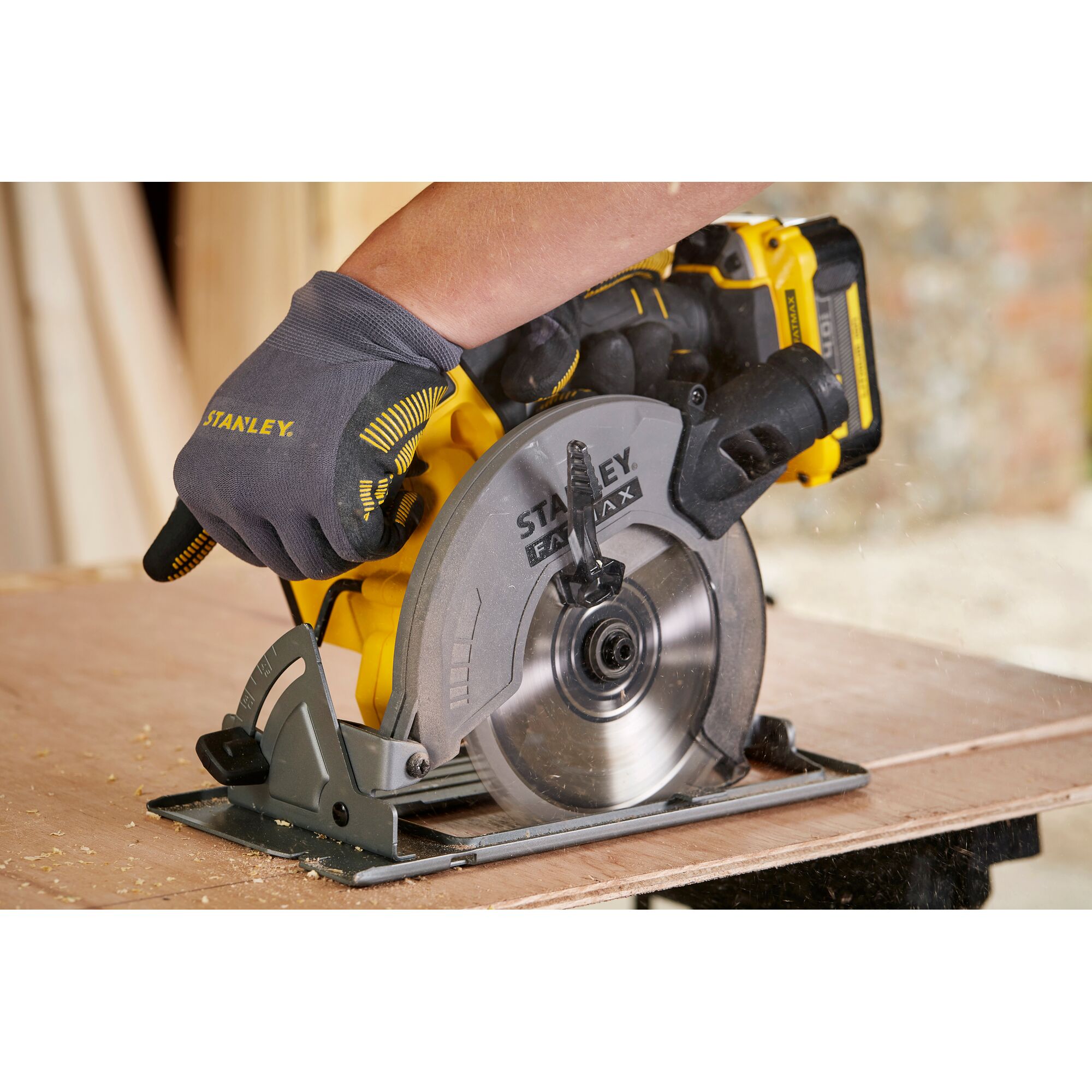 Circular Saw 165 mm menggunakan Carbon Brush