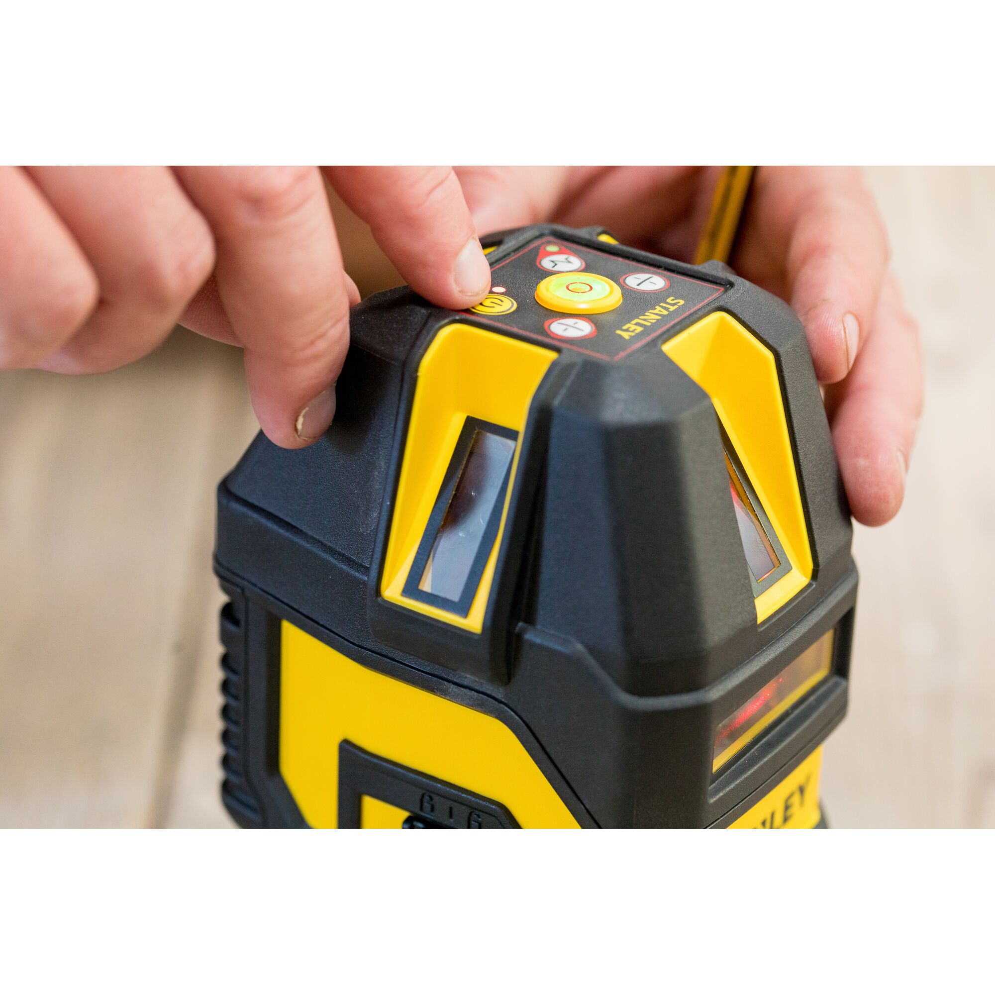 Tingkat Laser Multiline 4V1H Merah