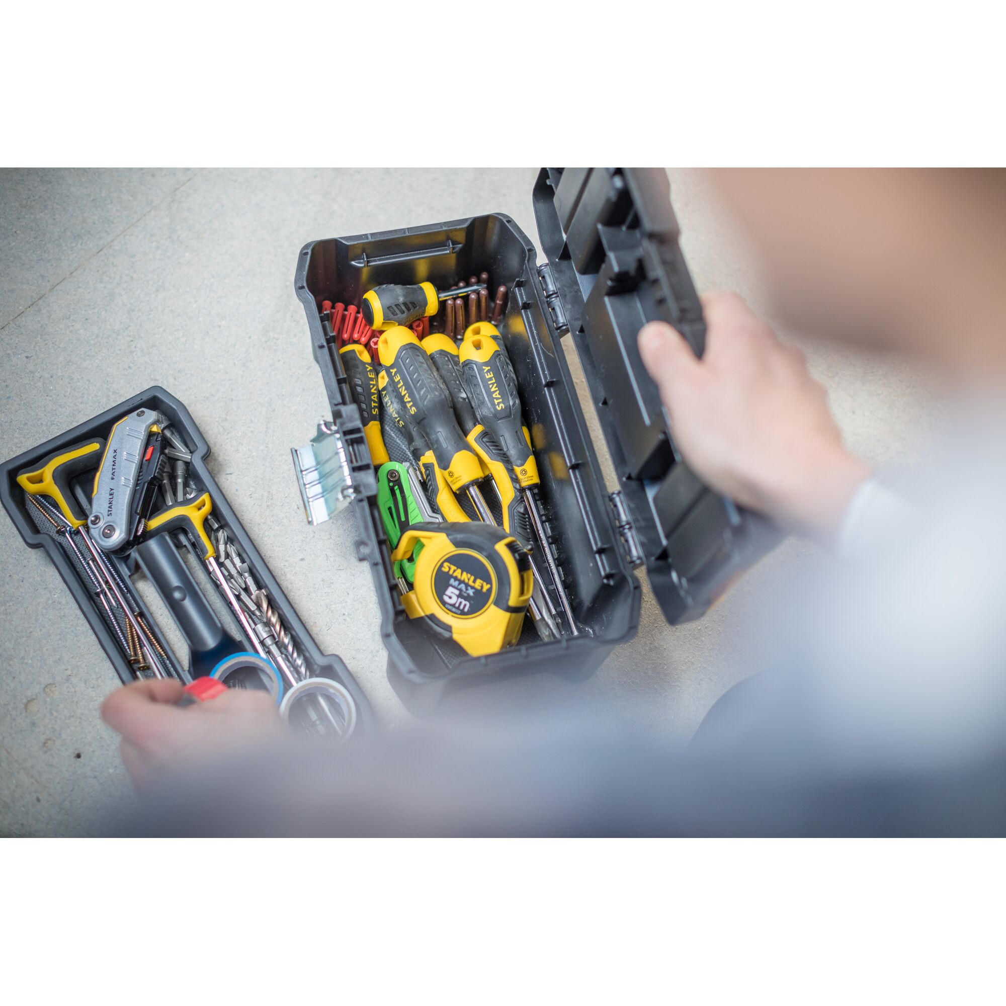 Kotak Perkakas Penting STANLEY® dengan Kait Logam, 12,5 inci.