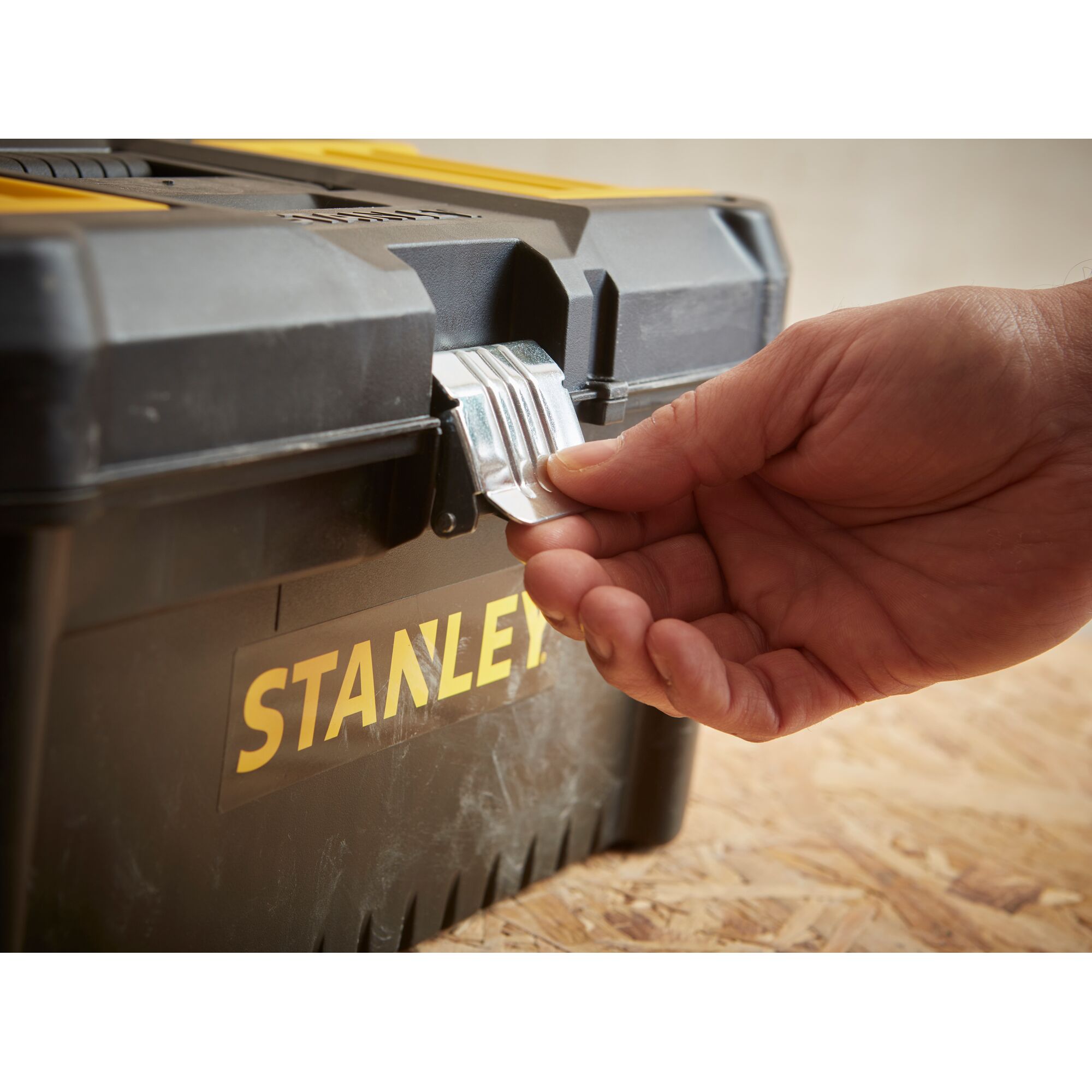 STANLEY® Kotak Perkakas Penting 16 inci dengan Kait Logam