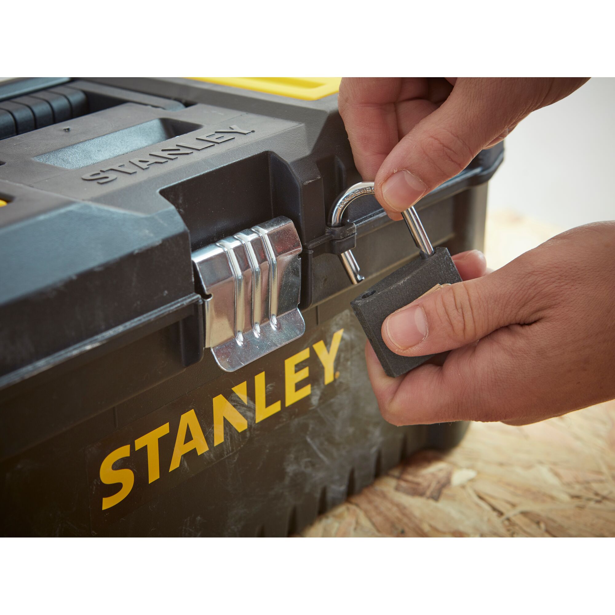 STANLEY® Kotak Perkakas Penting 16 inci dengan Kait Logam